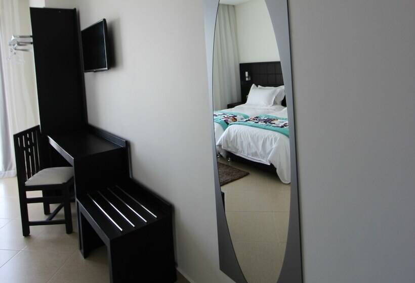 اتاق استاندارد سه نفره, El Djenina