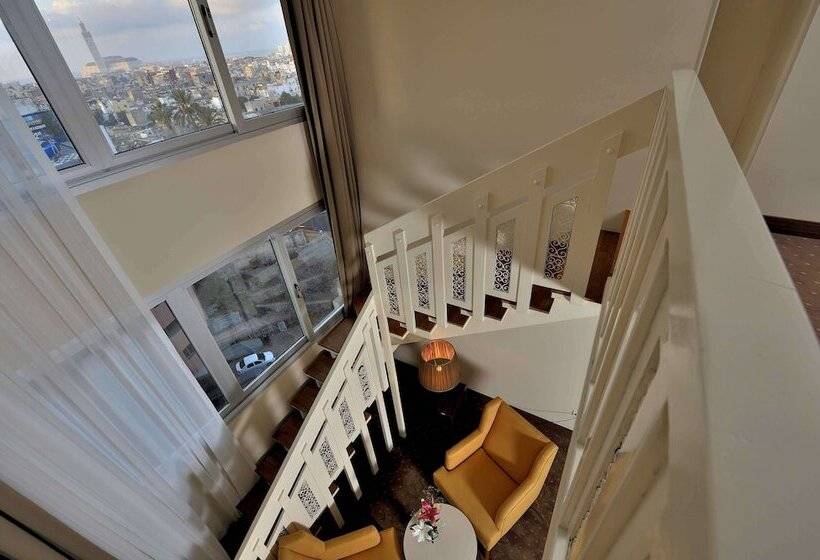 高级大房间, Kenzi Basma