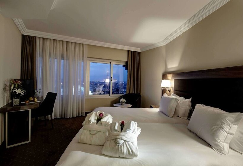 高级大房间, Kenzi Basma