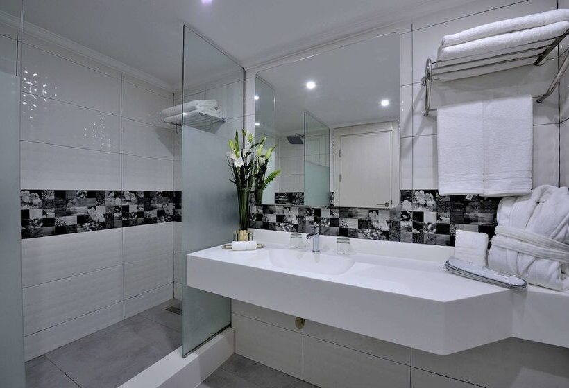 高级客房, Kenzi Basma