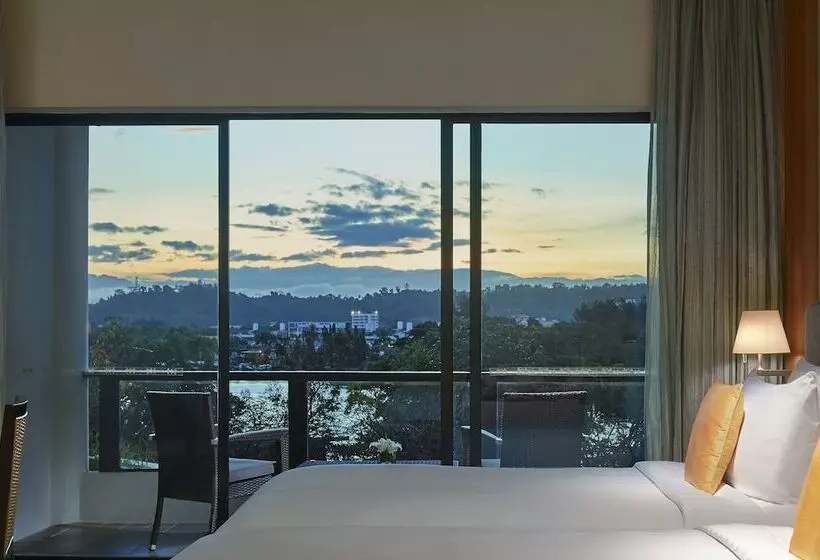 اتاق استاندارد با چشم‌انداز کوهستان, Shangri La Tanjung Aru, Kota Kinabalu