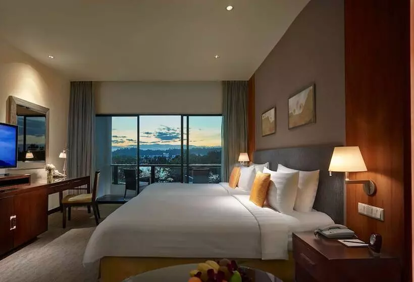 اتاق استاندارد با چشم‌انداز کوهستان, Shangri La Tanjung Aru, Kota Kinabalu