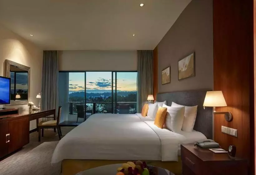 اتاق استاندارد با چشم‌انداز کوهستان, Shangri La Tanjung Aru, Kota Kinabalu