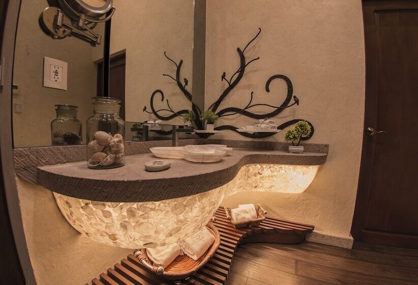 디럭스 룸, De La Soledad