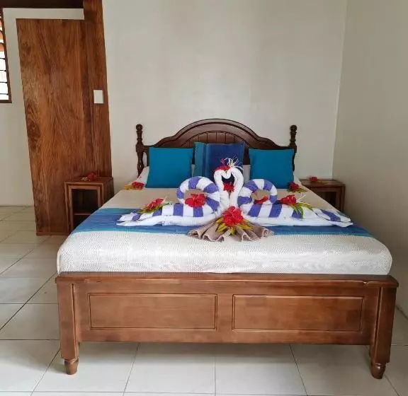 بانگلوی استاندارد با چشم‌انداز دریا, Hideaway Island Resort