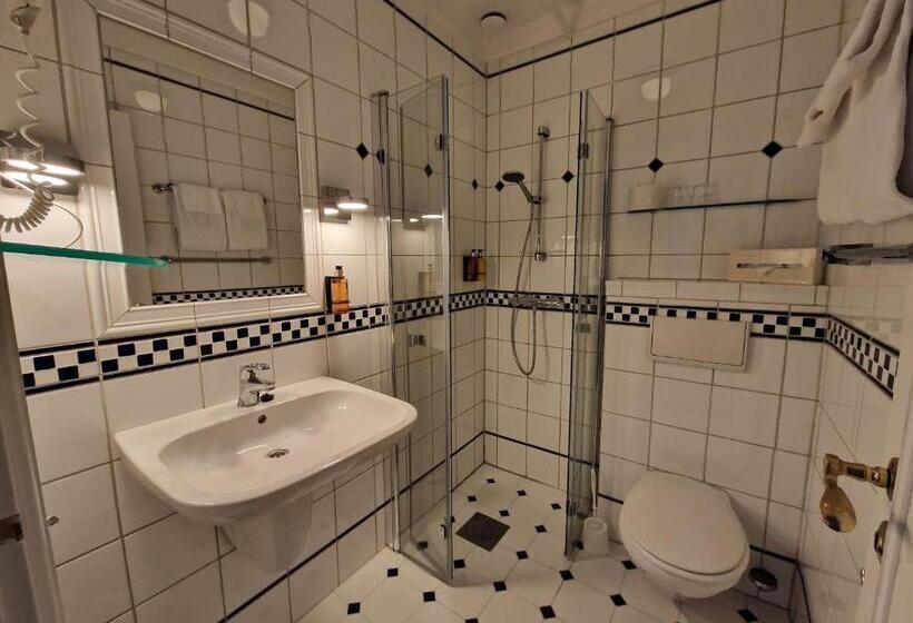 غرفة سوبيريور, Dr. Holms