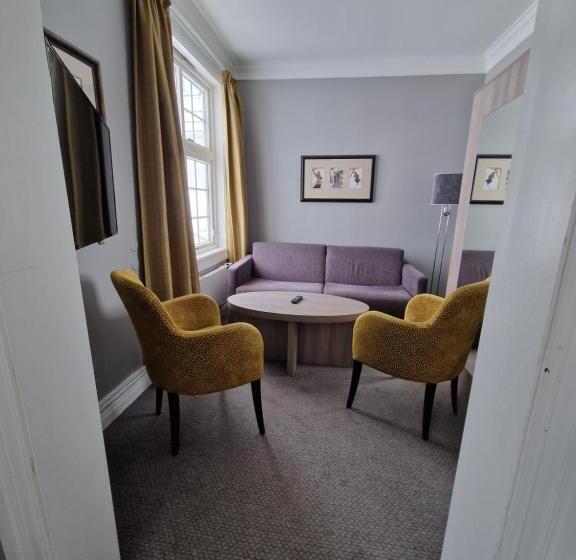 غرفة سوبيريور, Dr. Holms