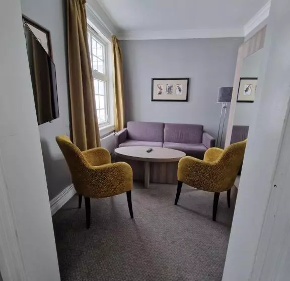 Superior Room, Dr. Holms