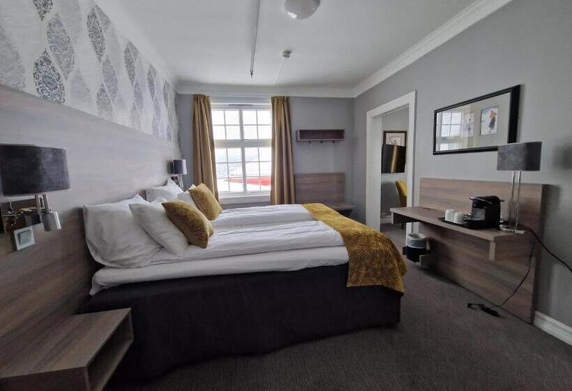 غرفة سوبيريور, Dr. Holms