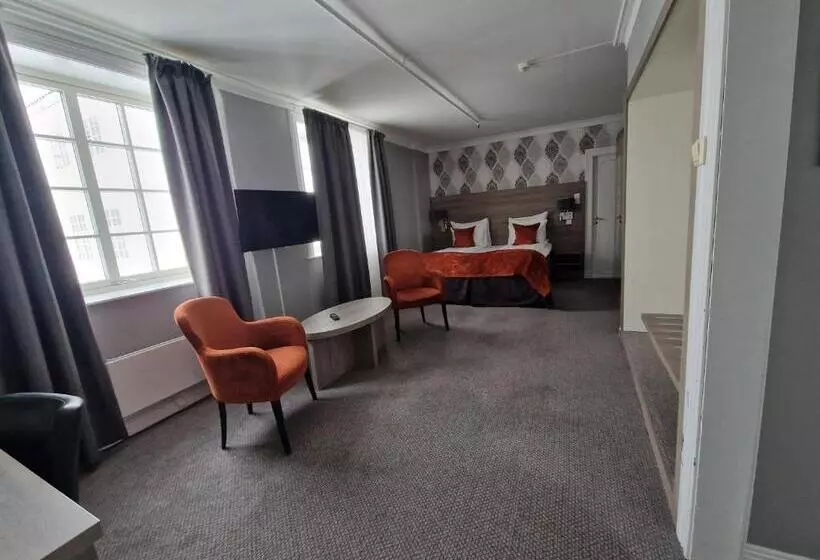 Superior Room, Dr. Holms