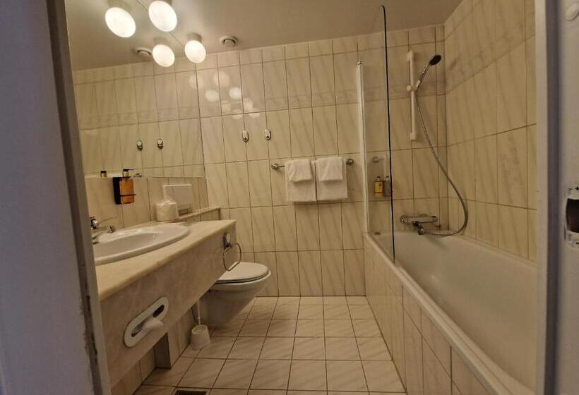 غرفة عائلية, Dr. Holms