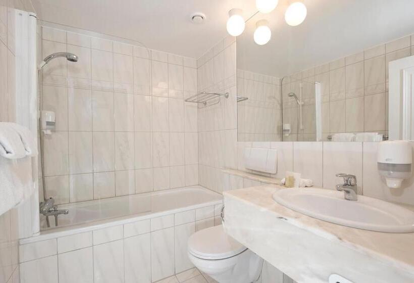 غرفة عائلية, Dr. Holms