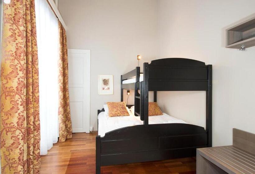 جناح مطل على المدينة, Dr. Holms