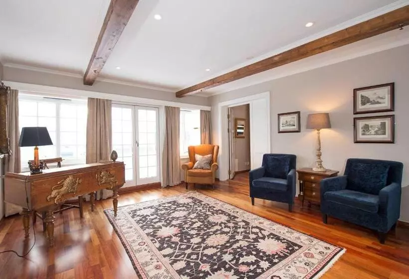 City View Suite, Dr. Holms