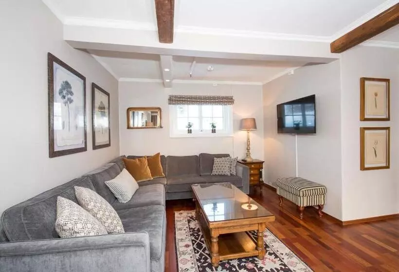 City View Suite, Dr. Holms