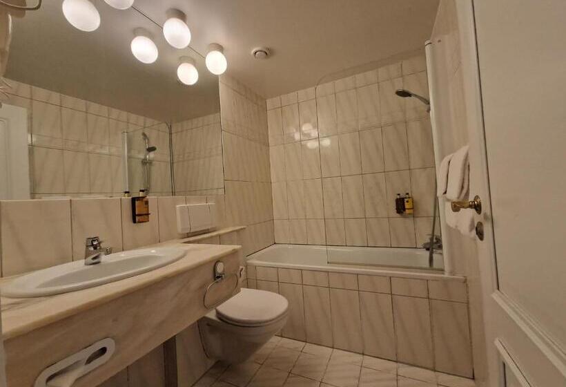 غرفة قياسية, Dr. Holms