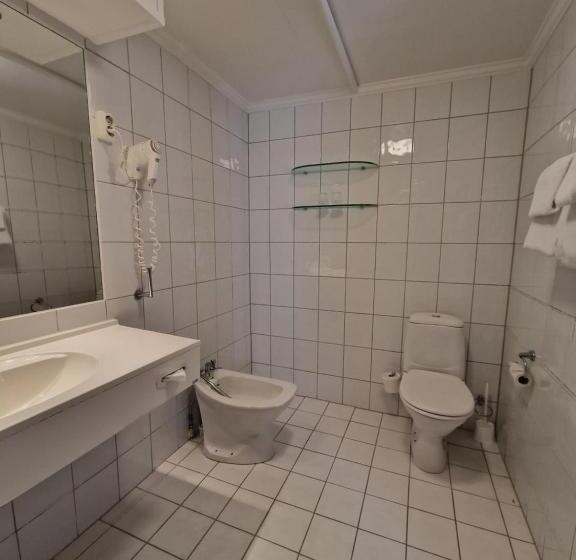 غرفة قياسية, Dr. Holms