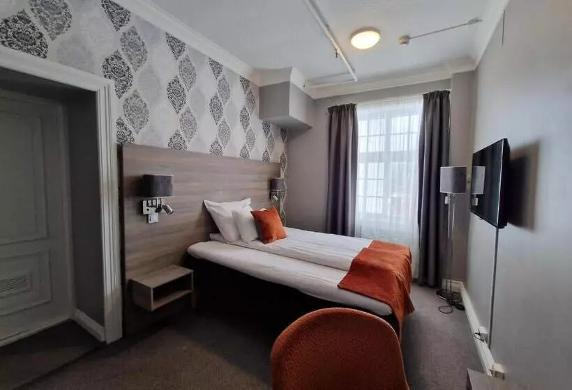 Standard Single Room, Dr. Holms