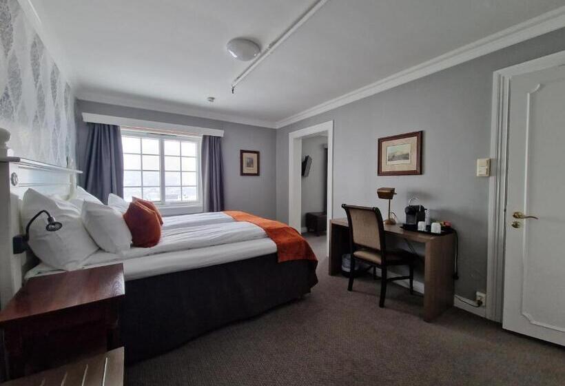 غرفة سوبيريور, Dr. Holms