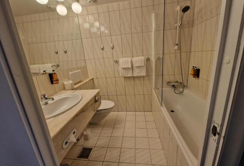 غرفة عائلية, Dr. Holms