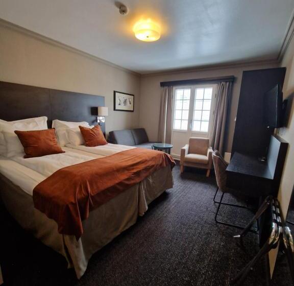 غرفة عائلية, Dr. Holms