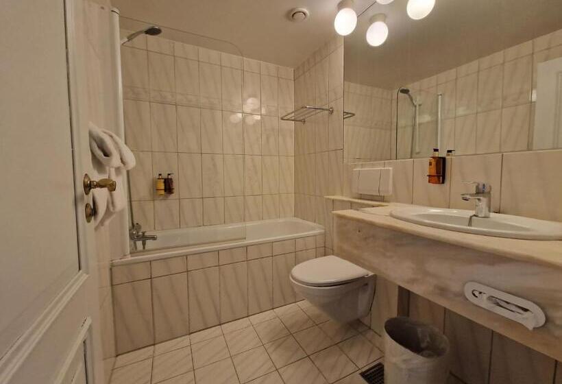 غرفة عائلية, Dr. Holms