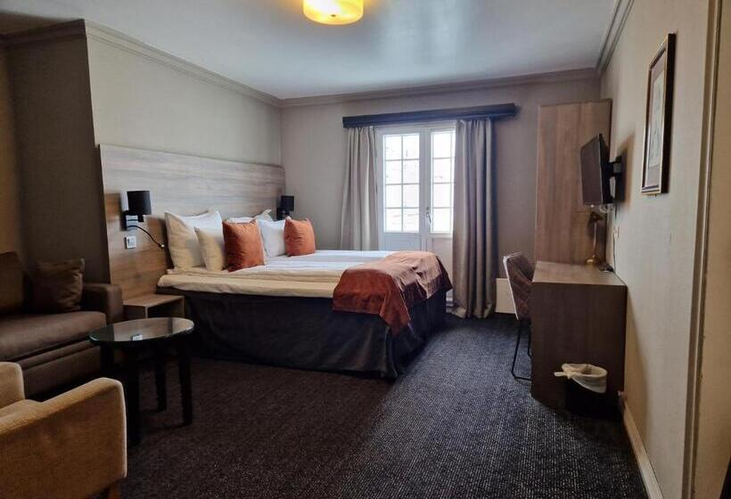 غرفة عائلية, Dr. Holms