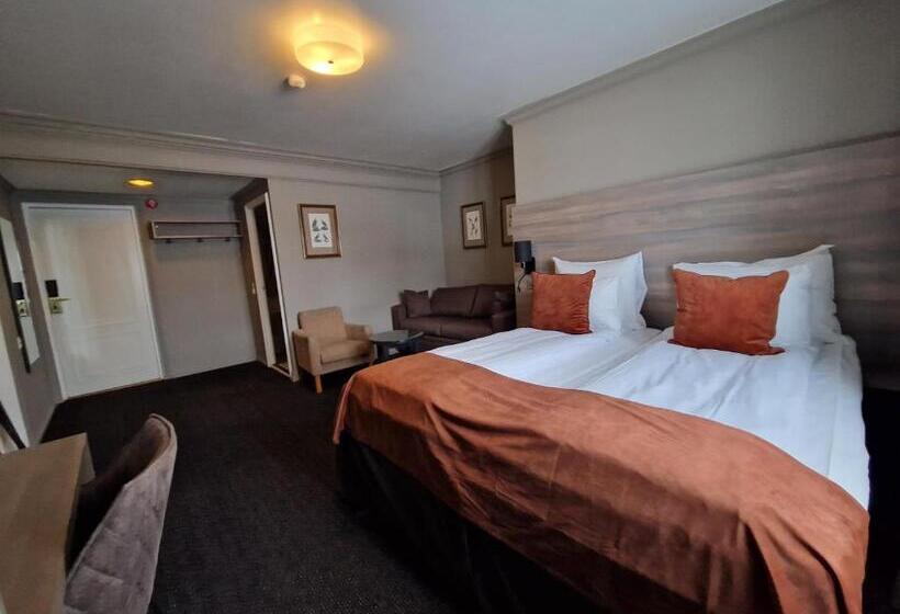 غرفة عائلية, Dr. Holms