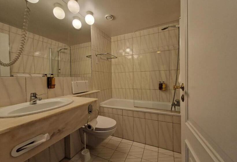 غرفة عائلية, Dr. Holms