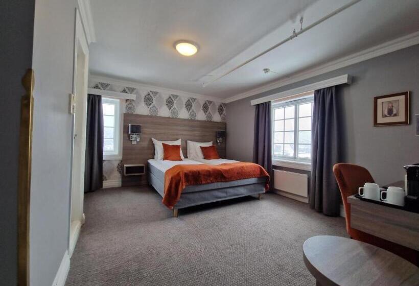 غرفة سوبيريور, Dr. Holms