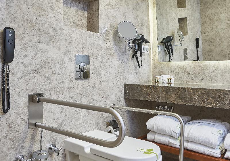 غرفة سوبيريور, Dr. Holms