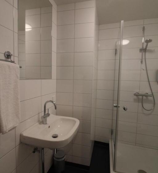 חדר סטנדרט לשלושה, Het Wapen Van Harmelen