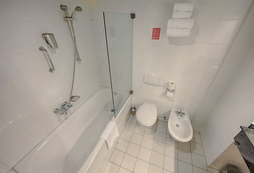 غرفة قياسية رباعية, Leonardo Hotel Utrecht City Center