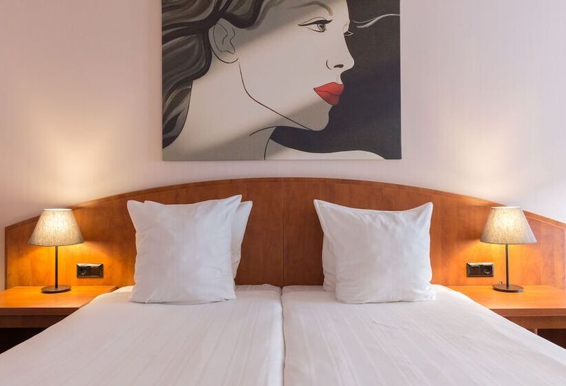 غرفة قياسية رباعية, Leonardo Hotel Utrecht City Center