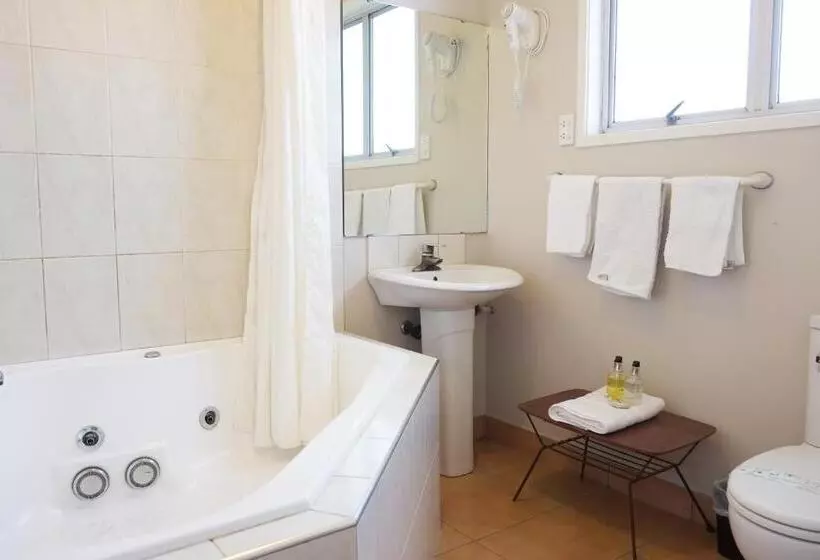スーペリアスタジオ, Gateway International Motel