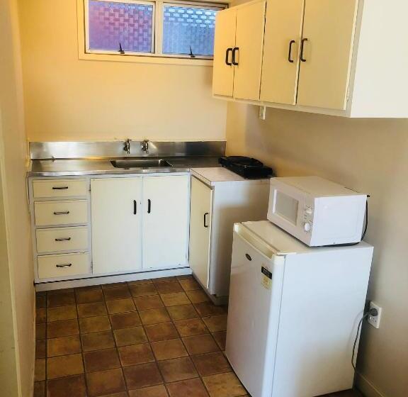 Студия Стандарт, Gateway International Motel