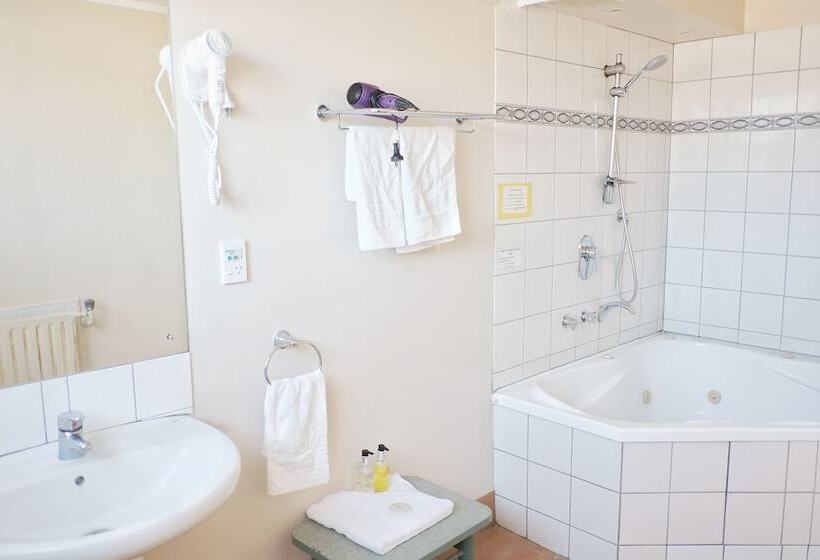 Студия Стандарт, Gateway International Motel