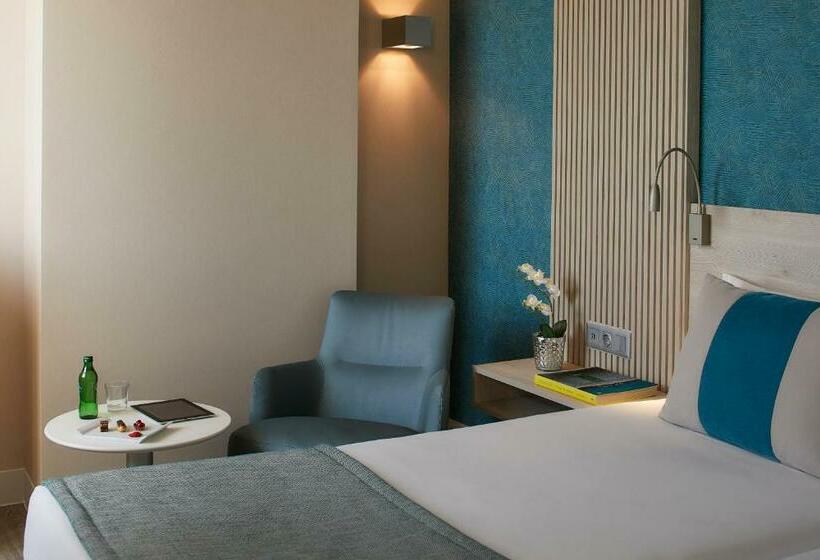 اتاق خانوادگی, Faro & Beach Club