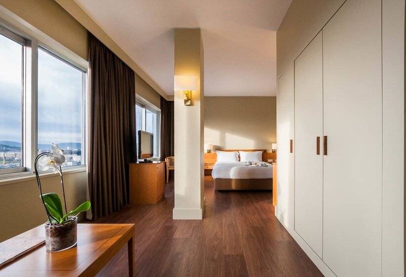 غرفة قياسية ثلاثية, Fundador