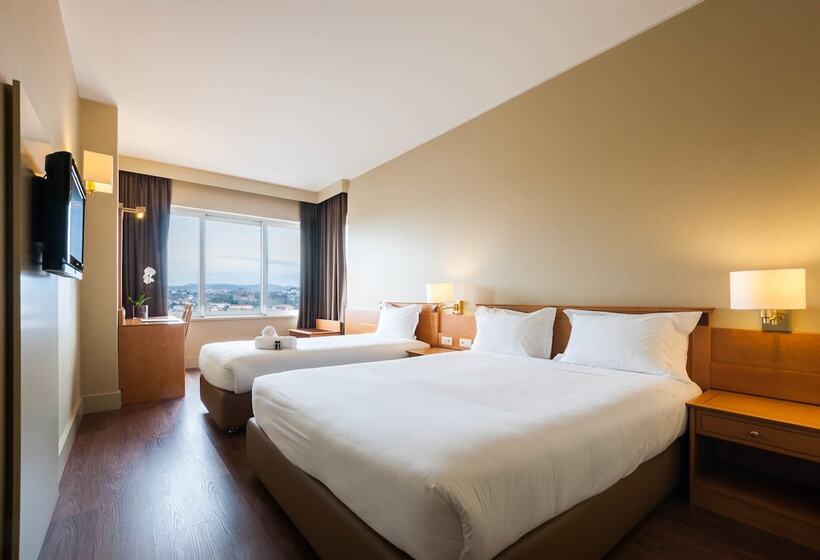 غرفة قياسية ثلاثية, Fundador