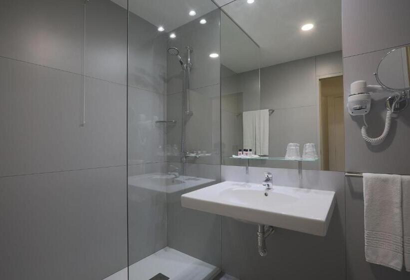 غرفة قياسية, Fundador