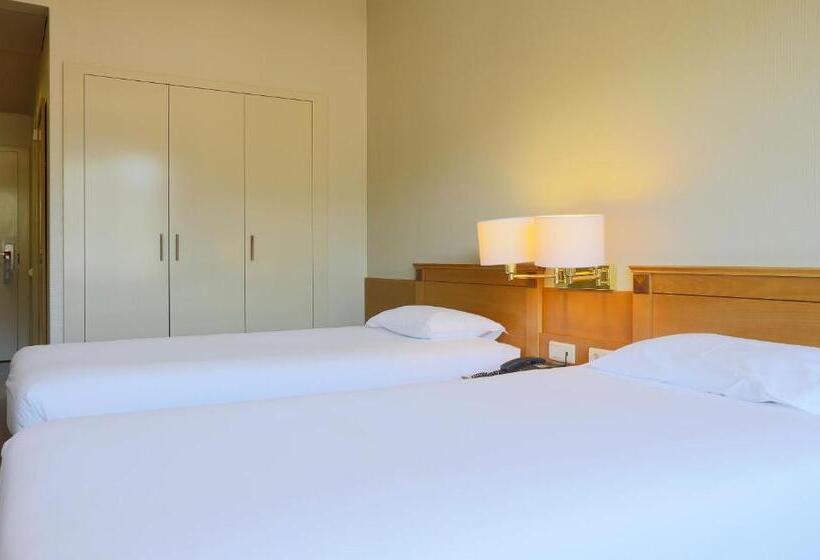 غرفة قياسية, Fundador