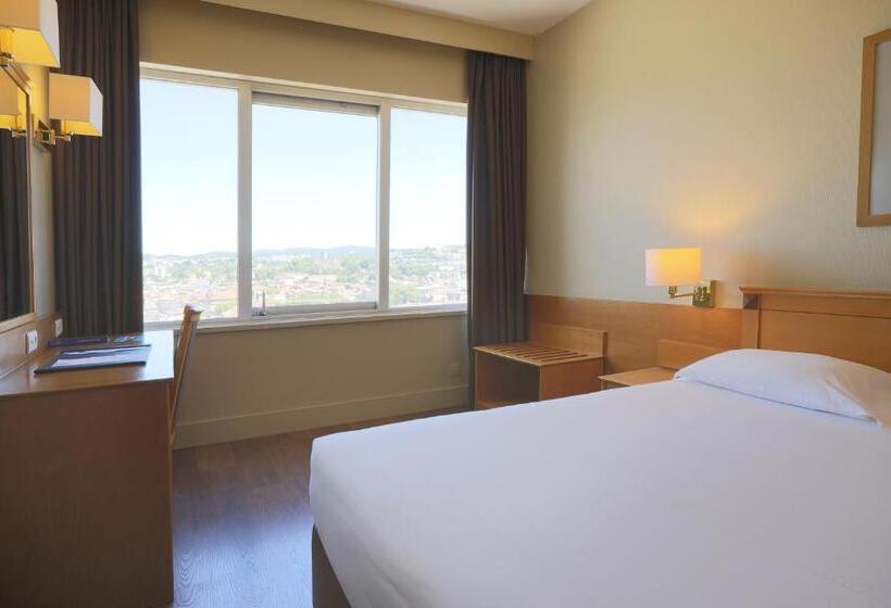 غرفة قياسية ثلاثية, Fundador