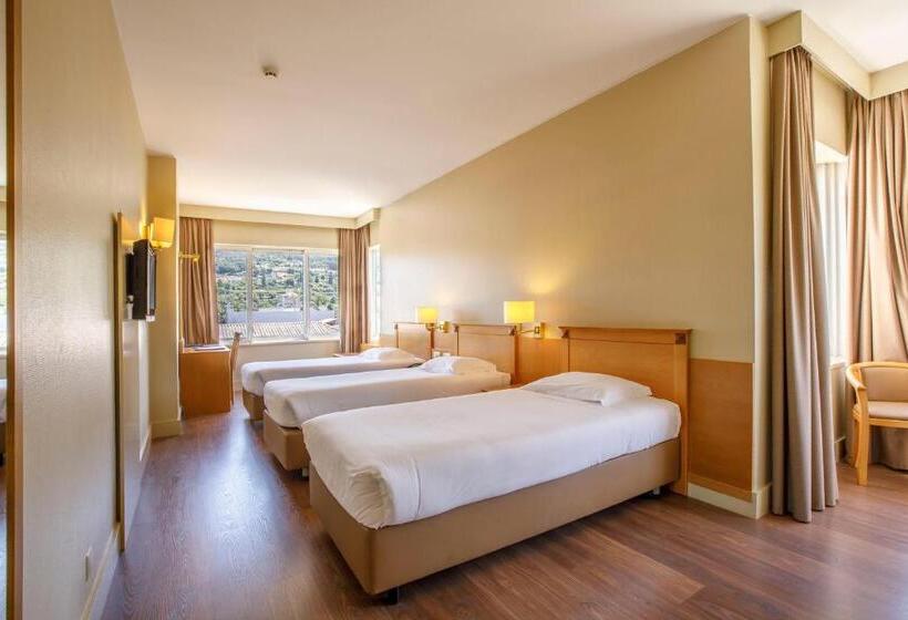 غرفة قياسية رباعية, Fundador