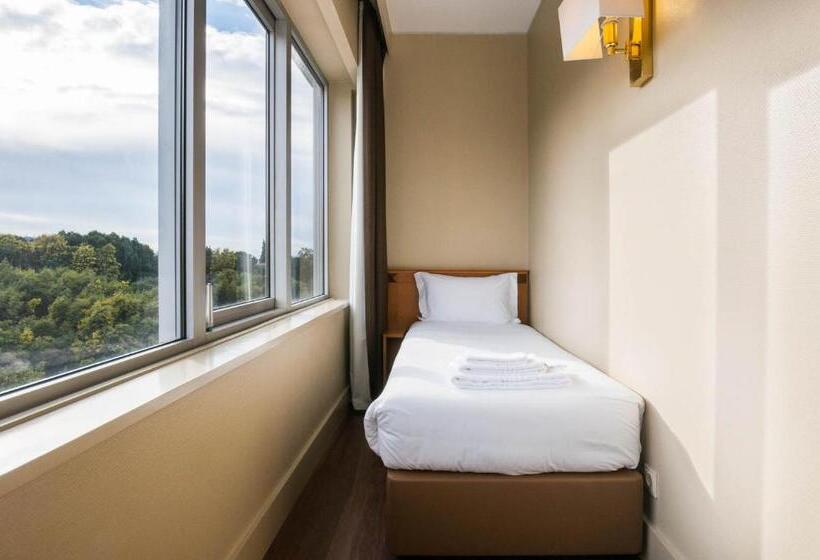 غرفة عائلية, Fundador