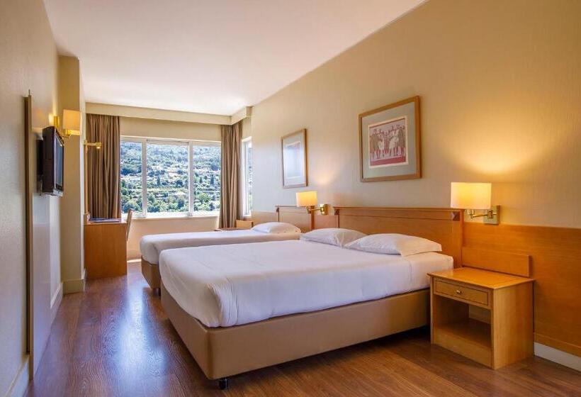 غرفة عائلية, Fundador