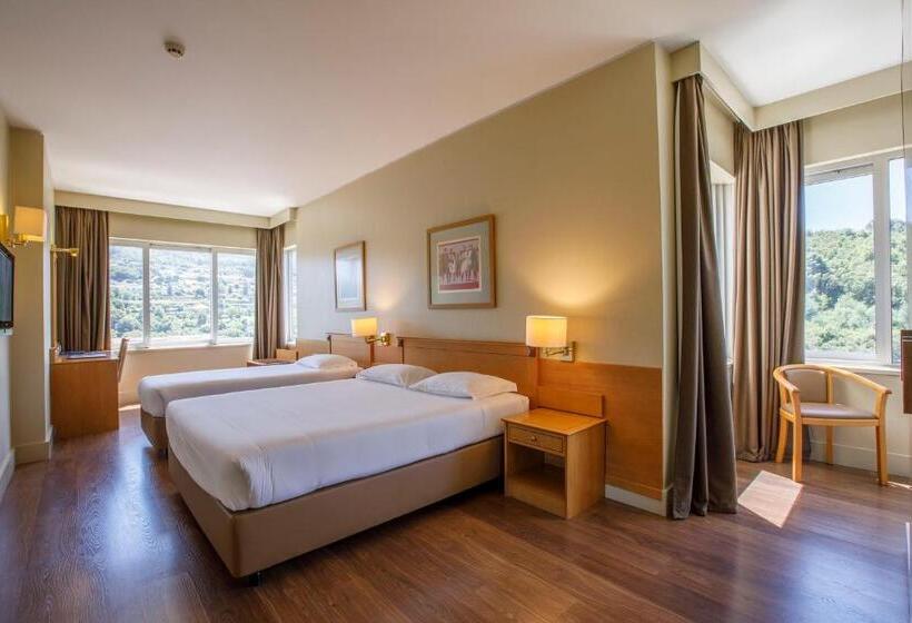 غرفة عائلية, Fundador