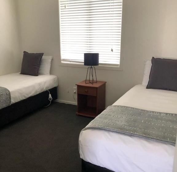 חדר משפחתי, Rosetown Motel