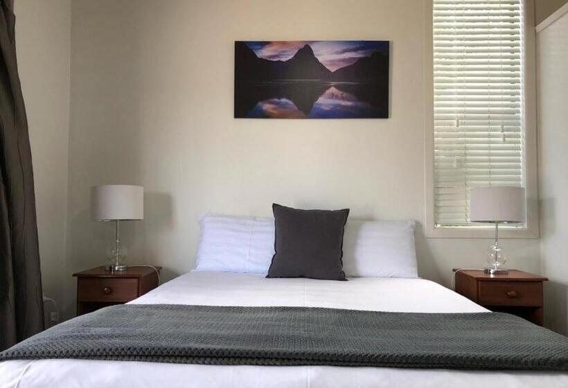 חדר משפחתי, Rosetown Motel