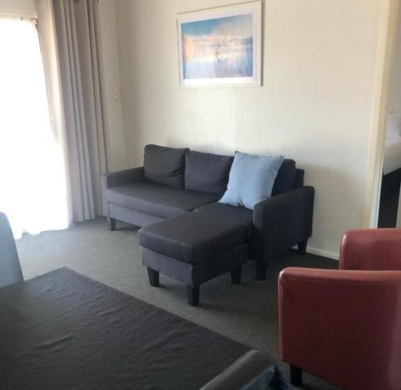 חדר משפחתי, Rosetown Motel